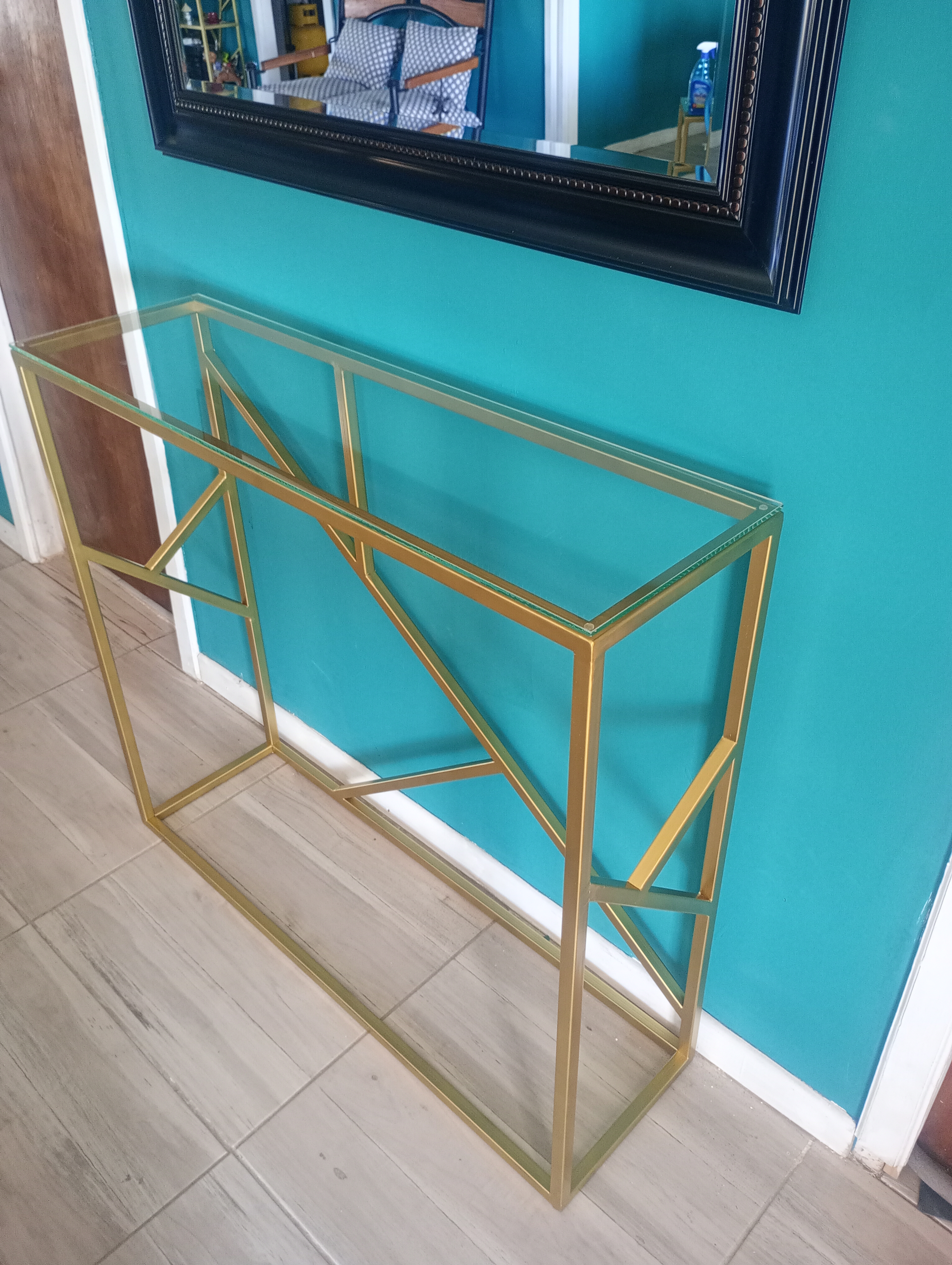 Arrimo dorado con cubierta de vidrio